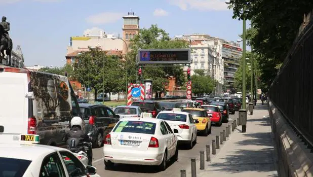Una larga fila de coches atraviesa la calle O'Donnell en Madrid