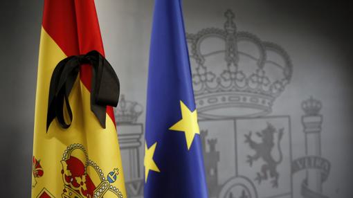 La bandera española de Moncloa, con el crespón por el atentado de Niza