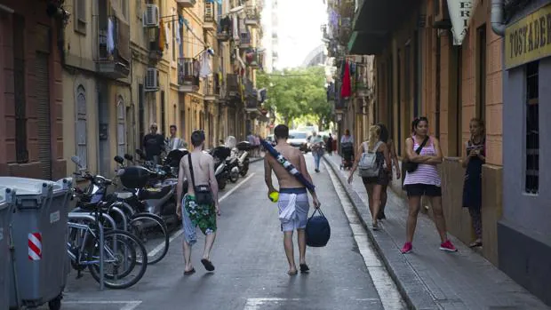 Turistas paseando por las calles de la Barceloneta