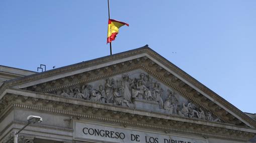 Bandera española a media asta, esta mañana en el Congreso de los Diputados