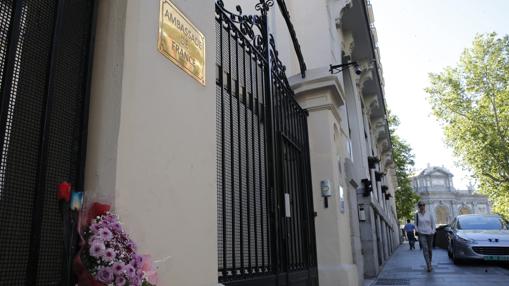 Flores en la puerta de la Embajada de Francia, esta mañana