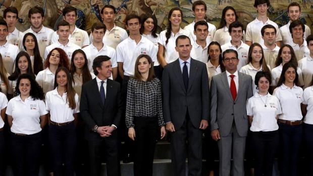 Los Reyes guardan un minuto de silencio en La Zarzuela, con la bandera a media asta, acompañados por los 50 estudiantes del programa de «Becas Europa»