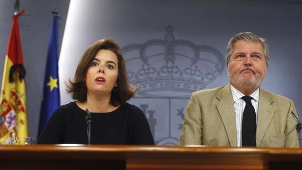 Sáenz de Santamaría y Méndez de Vigo, en la rueda de prensa posterior al Consejo de Ministros