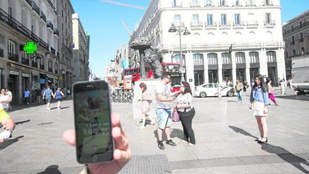 Un usuario de Pokemon GO, en Madrid