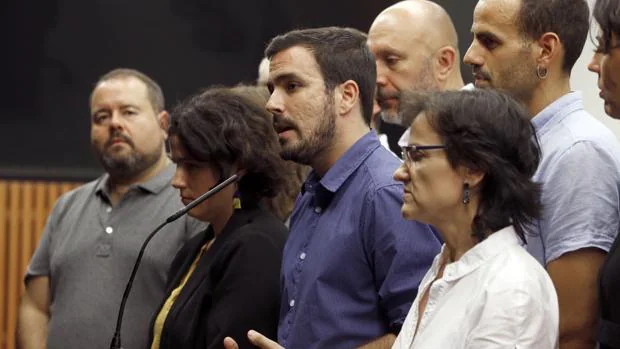 Alberto Garzón durante una rueda de prensa en el Congreso, representando a los diputados de Unidos Podemos