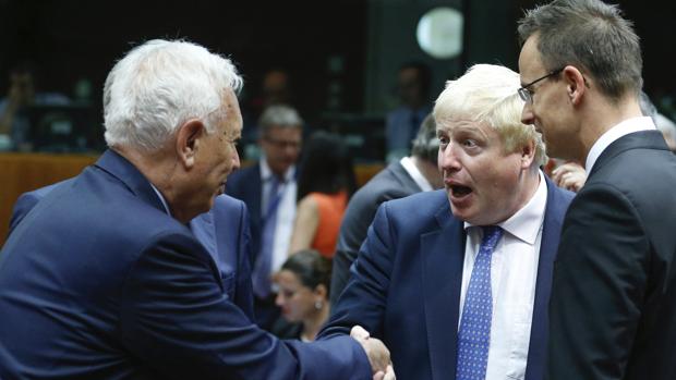 José Manuel García-Margallo (izq) saluda al nuevo ministro de Exteriores británico, Boris Johnson