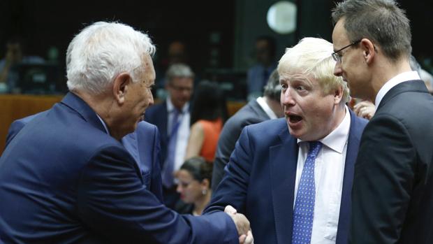 García-Margallo saludando al ministro británico Boris Johnson en el Consejo de Ministros de la Unión Europea