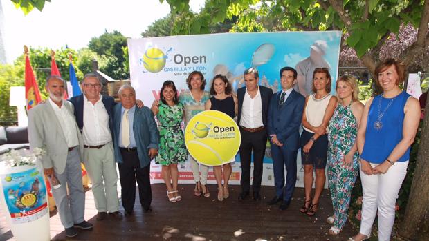 La presidenta del evento, Virginia Ruano, acompañada de la consejera de Cultura y Turismo, María Josefa Cirac y otras personalidades de la región y el mundo del tenis