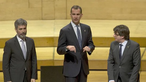 Felipe VI con el presidente del CGPJ (a su derecha) y el presidente de la Generalitat (a su izquierda)