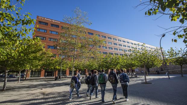 Imagen de estudiantes en la Universidad de Valencia