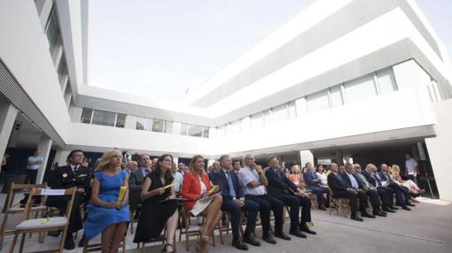 Imagen del multicentro, con los asistentes a la inauguración