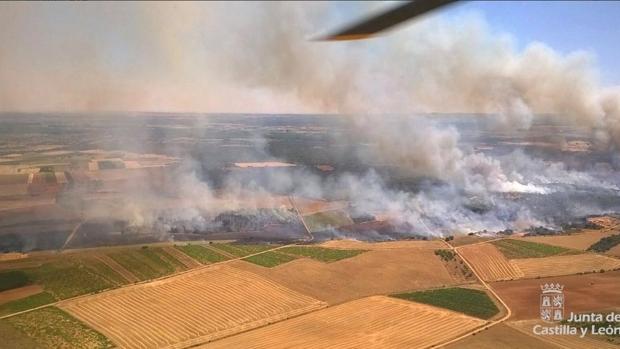 Los bomberos han trabajado durante toda la noche para controlar el incendio