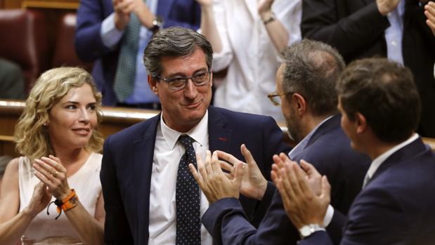 Rosa Díez explota contra el vicepresidente primero del Congreso: «Corrupto, traidor, mentiroso y tránsfuga»