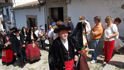 A primeros de agosto los vecinos de Candelaria suelen representar una boda típica de finales de siglo XIX