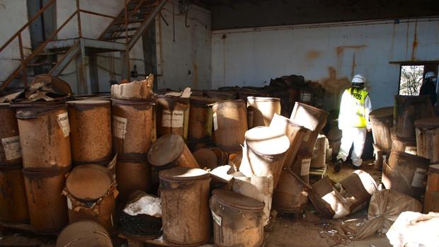 Restos abandonados en la vieja fábrica de Inquinosa, origen de este gran foco tóxico