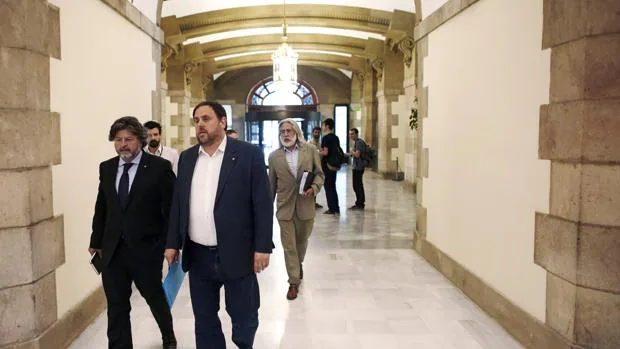 Oriol Junqueras, ayer, en los pasillos del Parlamento de Cataluña
