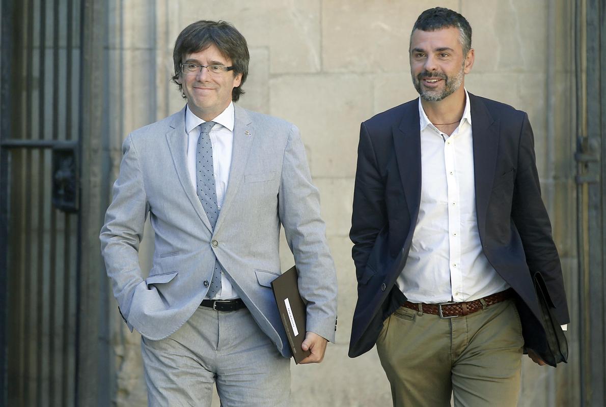 El presidente catalán, Carles Puigdemont (Convergencia), junto a su consejero de Cultura, Santi Vila (ERC)