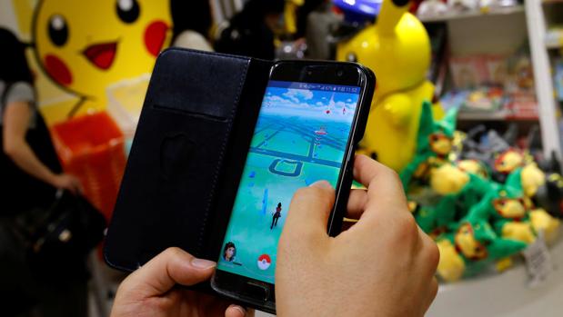 Una persona juega a «Pokémon Go» en una tienda de Tokio