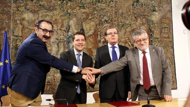 El consejero de Sanidad, el presidente de Castilla-La Mancha, el rector de la UCLM y el consejero de Educación, tras la firma del acuerdo en el Palacio de Fuensalida de Toledo