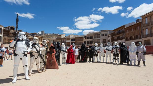 Las tropas imperiales de Star Wars participan en el Wine Festival en Peñafiel (Valladolid)