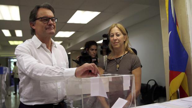 Artur Mas y la consejera de Presidencia de la Generalitat, Neus Munté, candidatos, a la presidencia y vicepresidencia del PDC