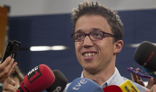 Errejón sugiere a Rivera que lea la Constitución y que no intente «utilizar al Rey como mensajero»