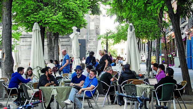 Vista general de la plaza de la Paja, con sus habituales y animadas terrazas