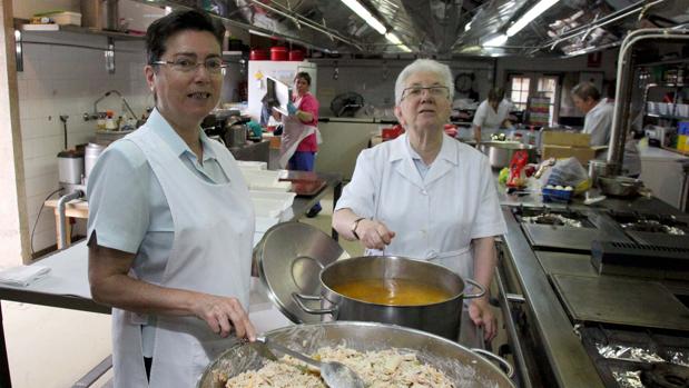 Sor Esther (i) junto a otra de las religiosas que ayudan con la comida