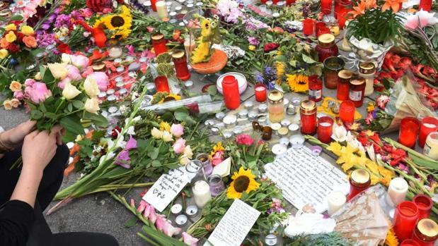 Velas, flores y cartas en recuerdo de las víctimas de la masacre de Munich