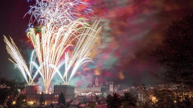 La Plaza del Obradoiro, anoche durante el espectáculo de pirotecnia