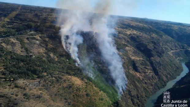 Incendio forestal en Arribes del Duero en Villarino de los Aires, Salamanca