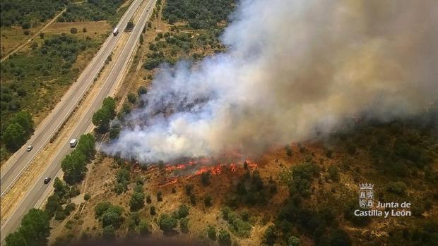 Más de 60 efectivos trabajan en un fuego en Vega de Tera, que ha obligado a cortar la A-52