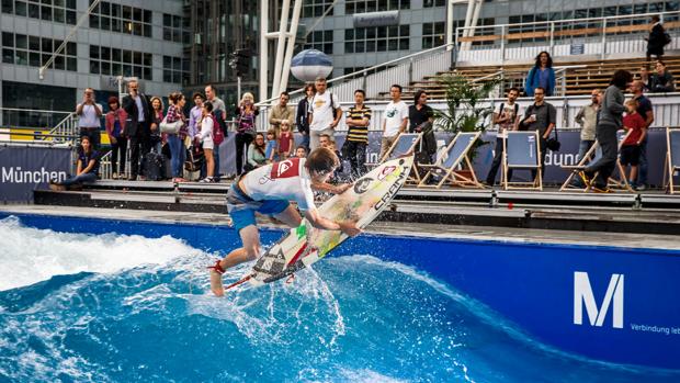 Un surfista, Flo Hagena, en el Aeropuerto de Munich