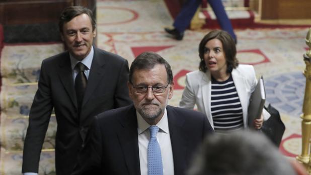 Mariano Rajoy seguido por Sáenz de Santamaría y Rafael Hernando en el Congreso de los Diputados