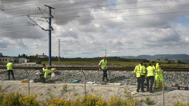 Operarior trabajando en una avería en la red ferroviaria catalana, hace unos meses