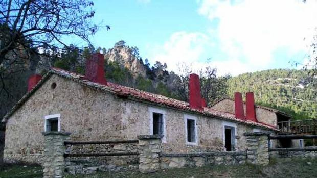 El albergue de Tejadillos lleva cerrado desde el año 2011, tras restaurarse después del incendio de 2006