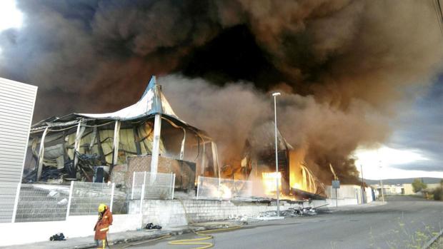 Imagen del incendio de la fábrica de plástico en L'Olleria