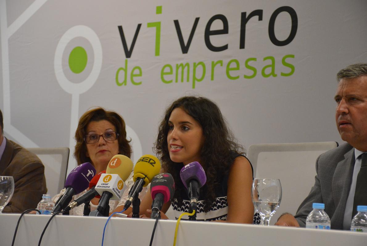 La presidenta de la Cámara de Comercio y la concejal de Empleo, ayer