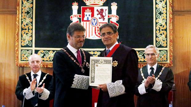 El ministro de Justicia, Rafael Catalá, entrega la distinción a Lorenzo Santiago Luna, secretario de Gobierno del TSJCM