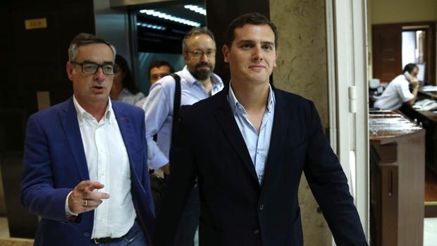 Albert Rivera acompañado por José Manuel Villegas, vicesecretario general de Ciudadanos