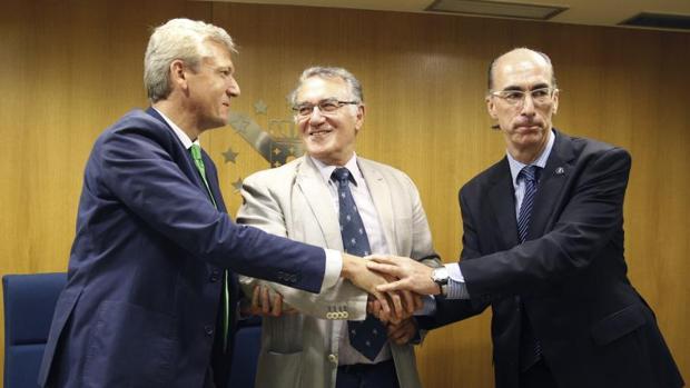 Alfonso Rueda, Alfredo García y Jesús Vázquez Almuiña, ayer en Santiago