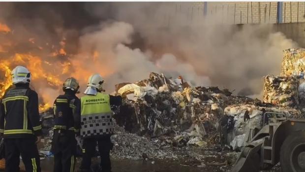Espectacular incendio de una nave de reciclaje en Arganda del Rey