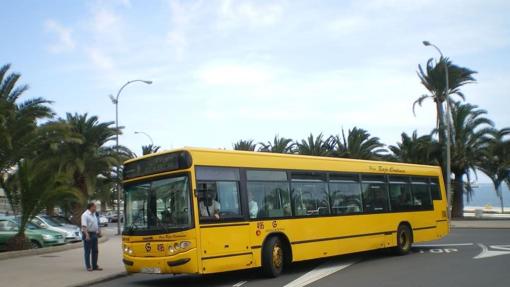 Una guagua antes de llegar al Teatro