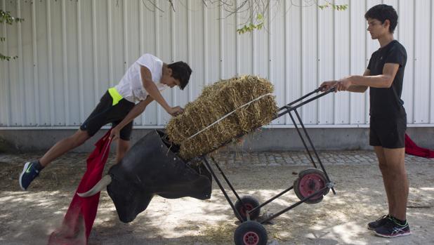 Dos jóvenes en una escuela