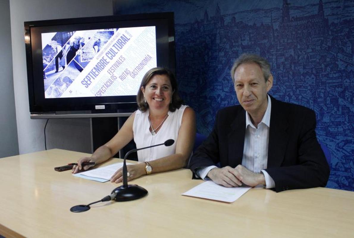 Los concejales de Turismo y Cultura, durante el acto de ayer.