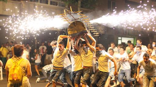 La suelta de los toros de fuego marca el final de las fiestas de la Pandorga