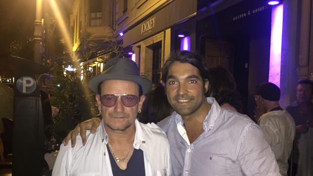 Imagen de Bono con el propietario del bar David Núñez