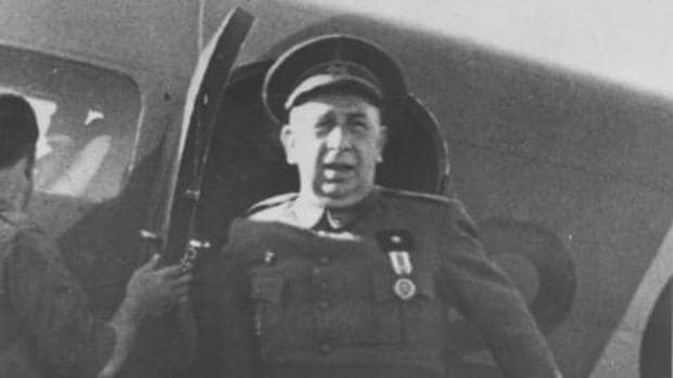 El General Orgaz en el Aeródromo de Tetuan en 1941
