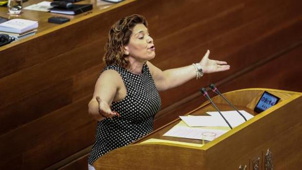 Isabel Bonig interpela al presidente valenciano, Ximo Puig, en la tribuna de las Cortes