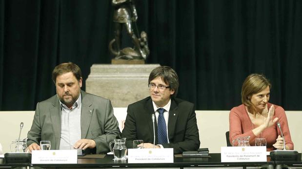 Oriol Junqueras, Carles Puigdemont y Carme Forcadell en la cumbre por la Ley de Emergencia Habitacional